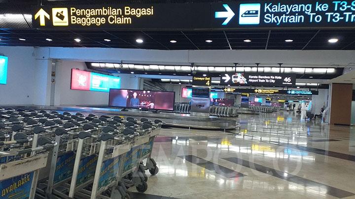 Suasana sepi kawasan pengambilan bagasi di Terminal 2 Bandara Soekarno Hatta, Tangerang, Ahad, 22 Maret 2020. TEMPO/Subekti.